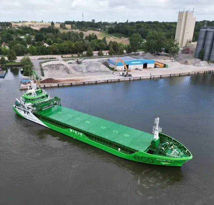 Hafen Wolgast – Frachtschiff bei der Anfahrt